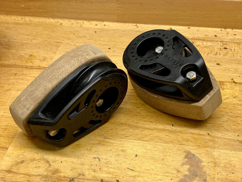 Teaktræ som bagplade til nyt udstyr, her fra Harken.