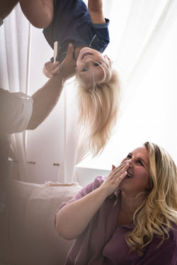 Photographe-lille-hauts-de-france-morgane-l-liso-portrait-famille-templemars-canapé-piano