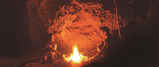 Viure una nit en un campament neandertal és possible en la cova del Bolomor