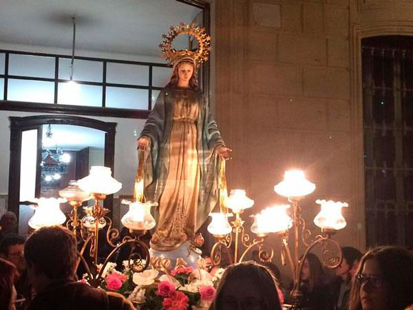 El Col·legi de l'Encarnació de Sueca porten en processó pels carrers la imatge de la Verge Milag