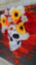 Tableau Mexican Skull orné de fleurs jaunes et blanches.