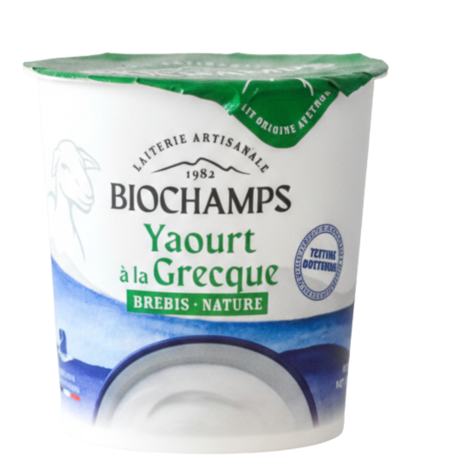 Pot de yaourt grec BIOCHAMPS brebis nature, couvercle vert, isolé sur fond noir, avec logo et texte visibles.