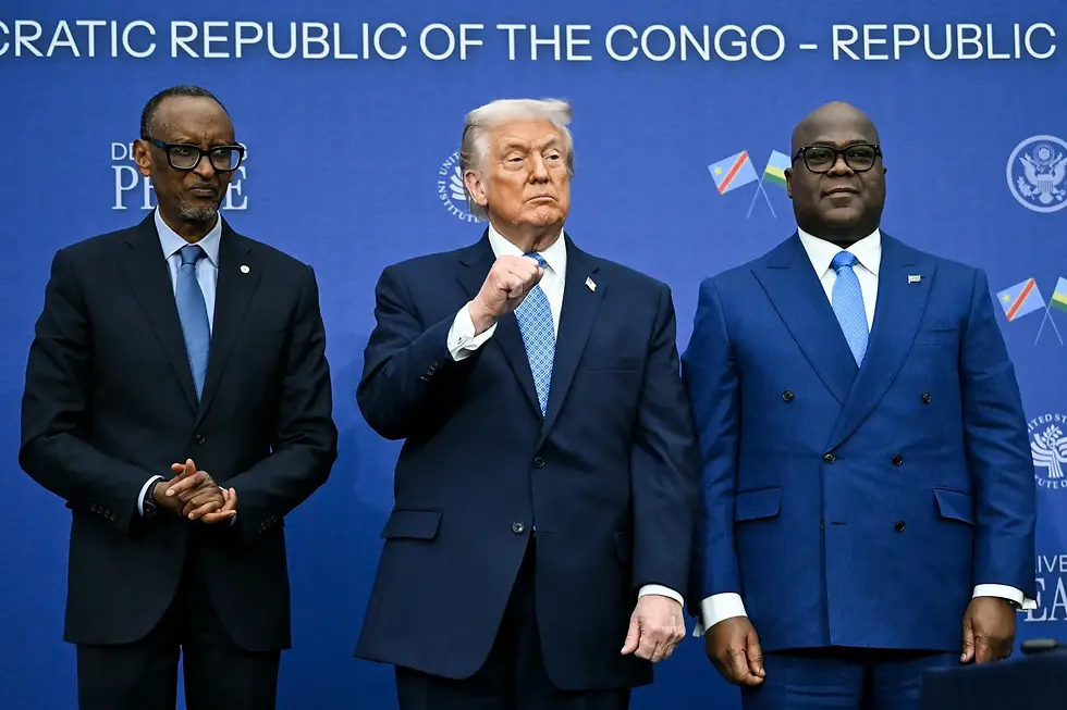 Kagame, Trump et Tshisekedi, en costume, se tiennent devant un fond bleu portant le texte « République démocratique du Congo - République ». La figure centrale lève le poing serré.
