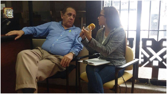 Victro Hugo Arellano respondiendo las preguntas acerca de las funciones que ejecuta en el museo.