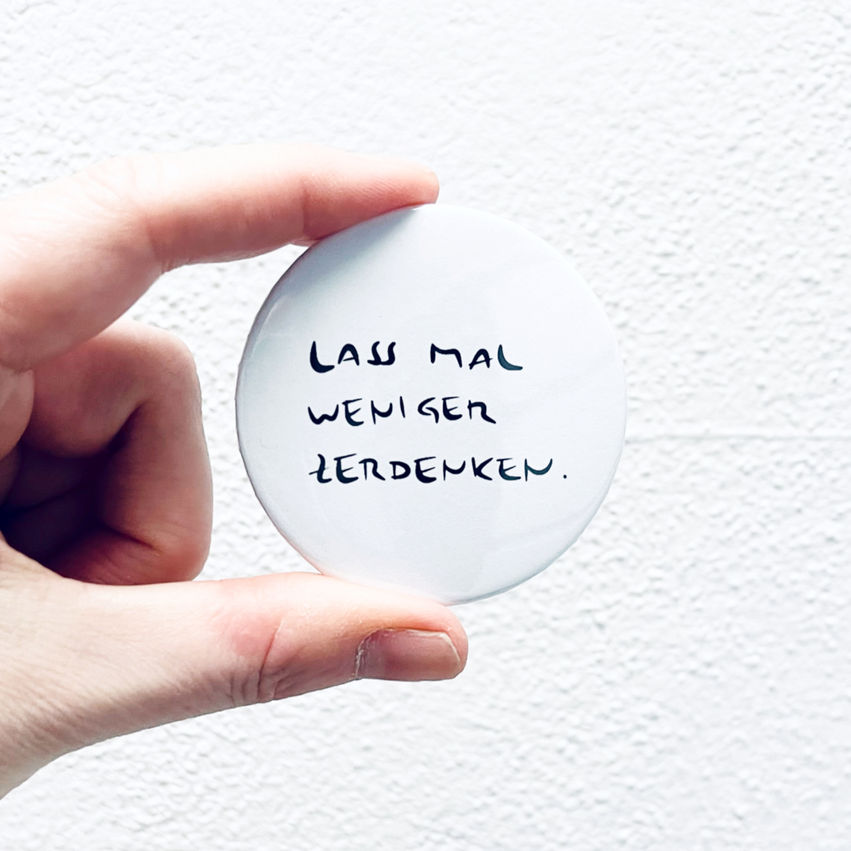 button mit spruch „lass mal weniger zerreden“ - anitaliebt
