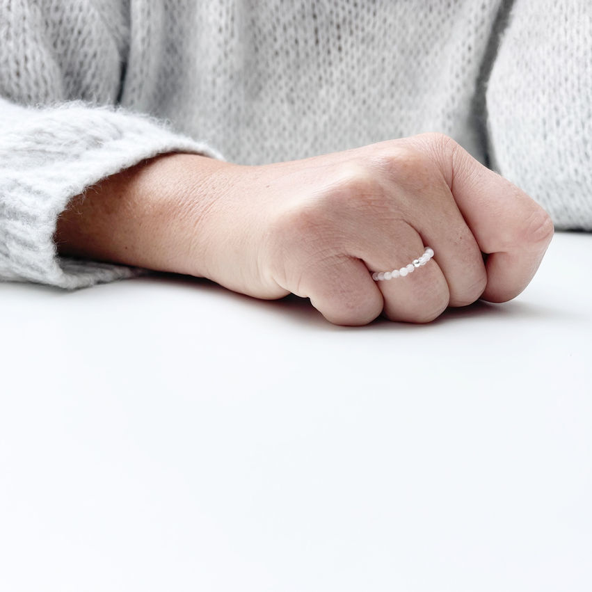kraft:ring mit edelstein als minimalistischer symbolischer ring für den alltag
