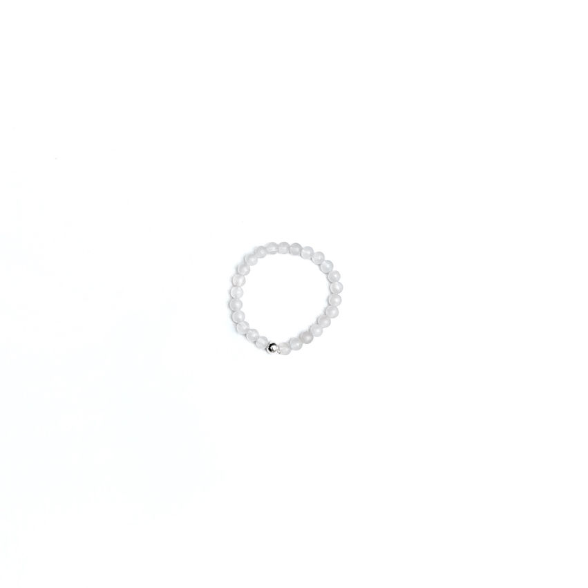 kraft:ring mit edelstein als minimalistischer symbolischer ring für den alltag