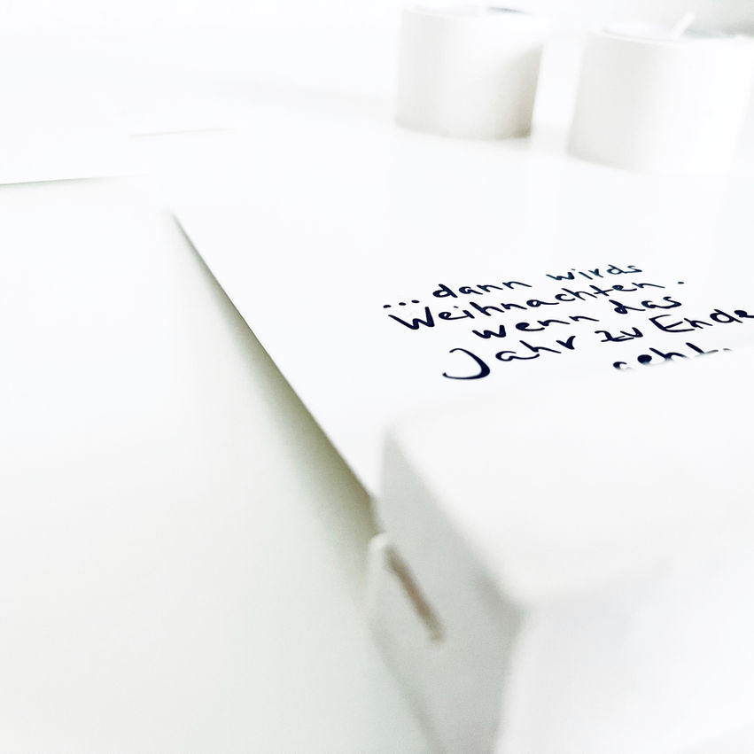 Kartenhalter aus Jesmonite – Halter für Postkarten, Fotos & Quotes