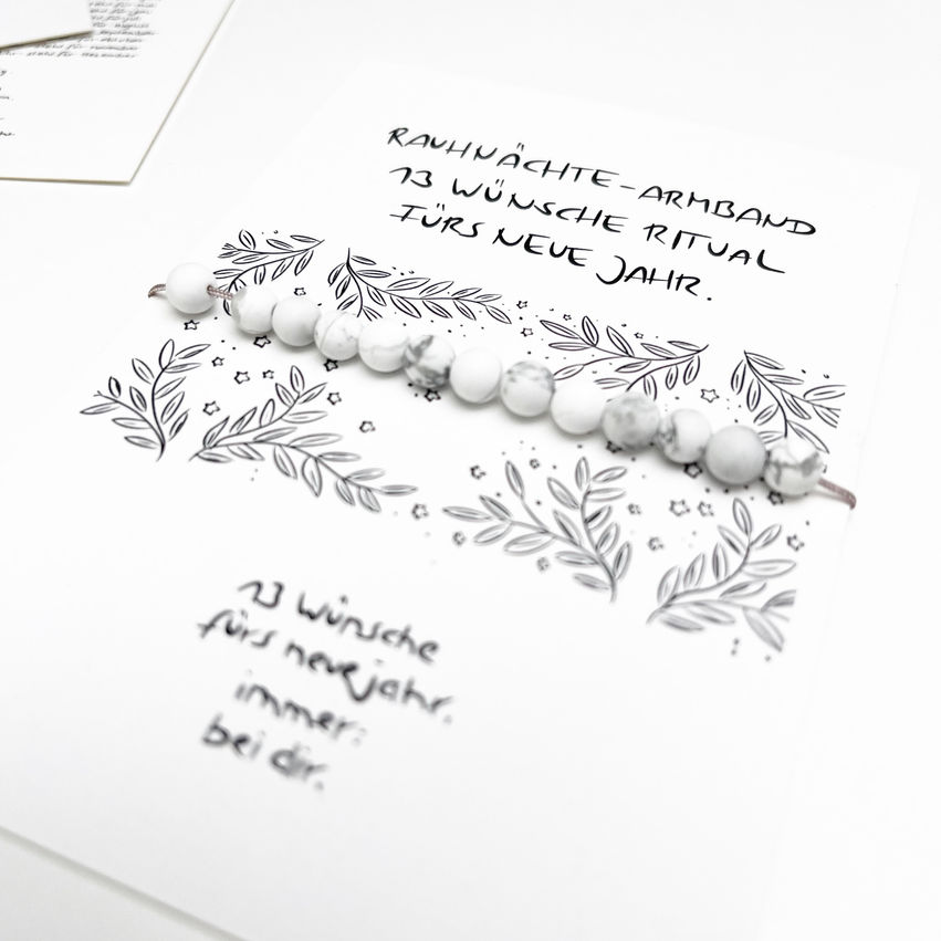 Rauhnächte Armband mit 13 Edelsteinperlen auf Ritualkarte