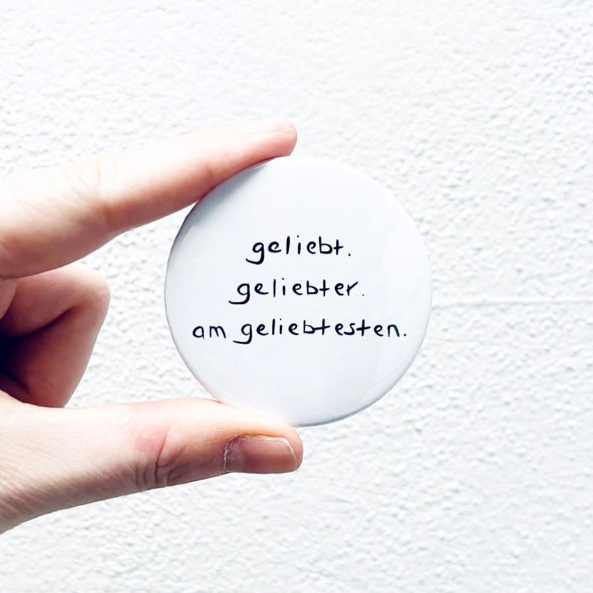 button mit spruch „geliebt.“ - anitaliebt