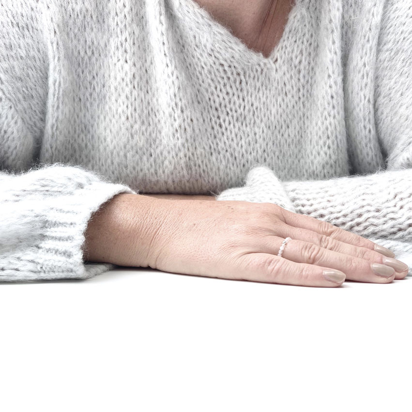 kraft:ring mit edelstein als minimalistischer symbolischer ring für den alltag