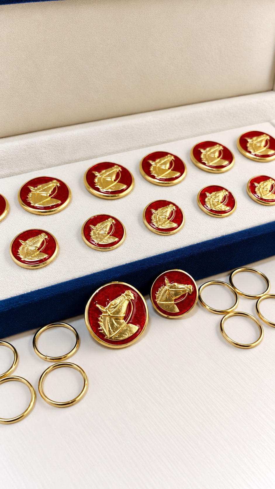 Royal Hunt button set