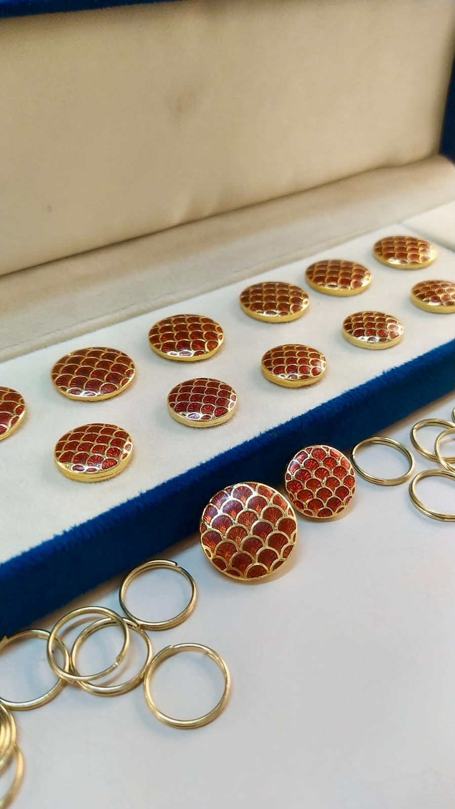 Red shell button set