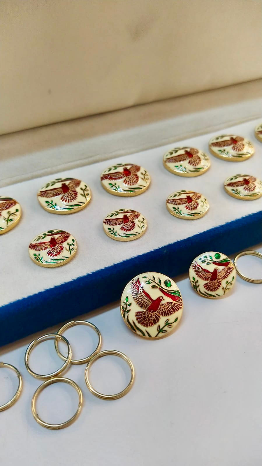 Red flying bird button set