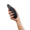 Womanizer Premium 2 • וומנייזר פרימיום 2: ויברטור יונק עם "טיסה אוטומטית" מפתיעה