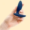 We-Vibe Ditto • ווי-וייב דיטו: פלאג אנאלי עם רטט נמוך, כולל שלט ואפליקציה
