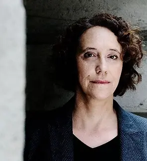Portraet-Lucy-Fricke_c_Gerald-von-Foris-klein.jpg.webp