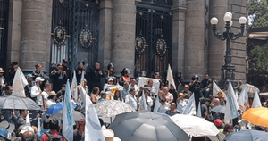 Congreso de la CDMX: Asamblea de Barrios irrumpe a la fuerza y suspende sesión