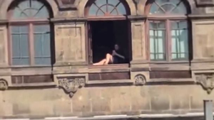 Renuncia funcionaria de Hacienda que se asoleó en balcón de Palacio Nacional