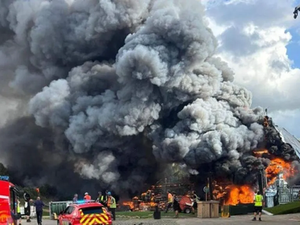Incendio consume el escenario principal de Tomorrowland a dos días de su inicio