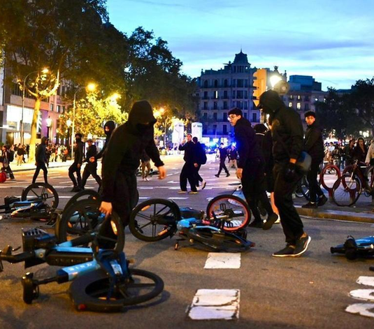 Barcelona en llamas: 128 detenidos y 15 policías heridos tras disturbios