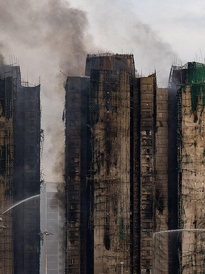 (Actualizado) Hong Kong: incendio en complejo residencial deja 128 muertos