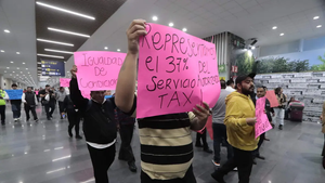 Taxistas colapsan Terminales 1 y 2; GN blinda accesos contra Uber y Didi.