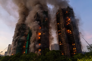 Tragedia en Hong Kong: incendio en complejo residencial deja al menos 13 muertos