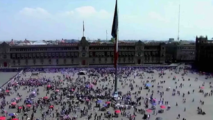 Más de 120 mil mujeres tiñen de morado el Zócalo en un 8M.