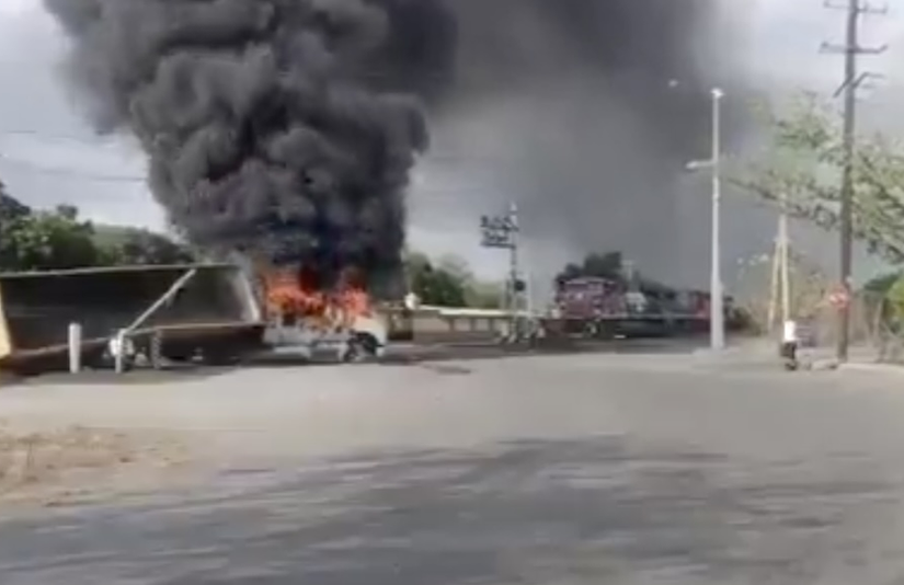 Narcobloqueos y balaceras sacuden Tecomán