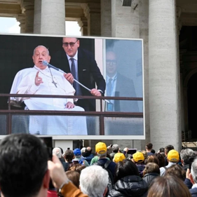 El Papa Francisco abandona el hospital tras superar neumonía bilateral.