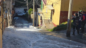 Mega fuga de agua arrastra autos e inunda casas en la Álvaro Obregón