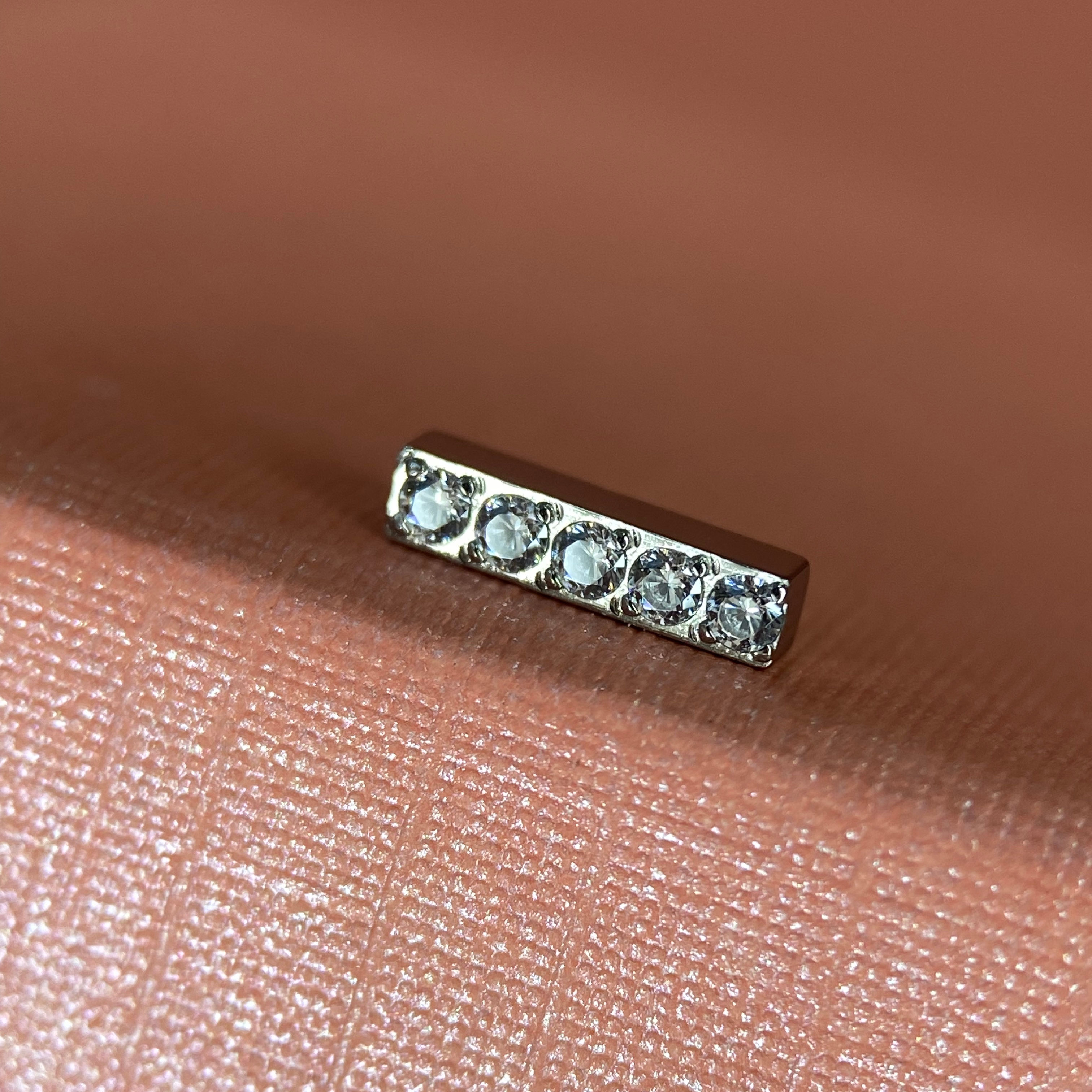 Labret barra 5 zirconias TITÂNIO