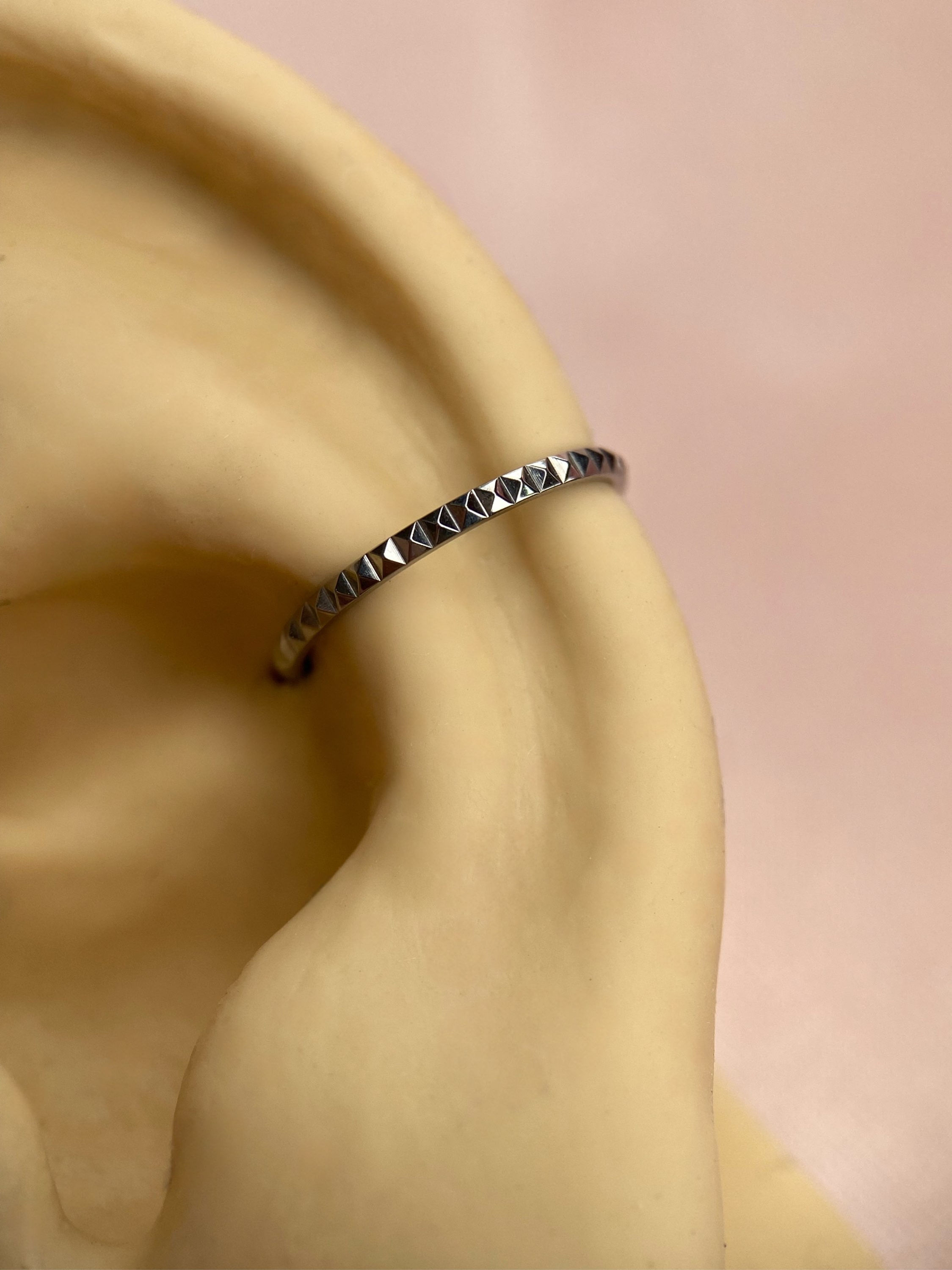 Argola segmentada com spikes / titânio