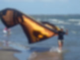 Emmanuelle con una cometa de kite Airush DNA