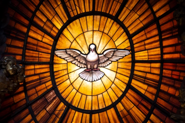 WEB3-STAIN-GLASS-BEHIND-THE-ALTAR-AT-ST.-PETERS-IN-THE-VATICAN-Antoine-Mekary-ALETEIA-AM_2