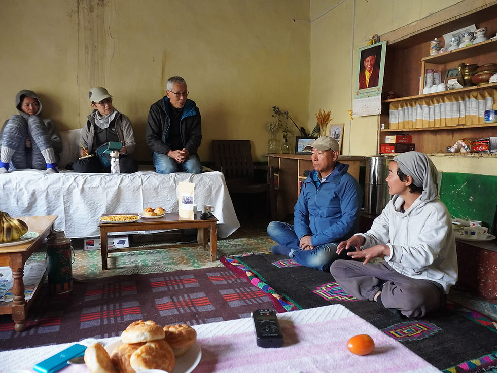 ラドルの部屋に車座で座り、インタビュー