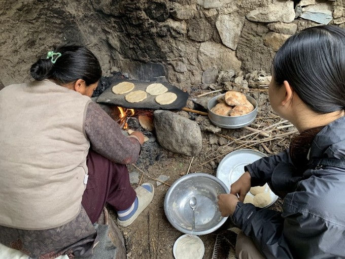 焼けたら板の下の直火に入れ、焼き色を付けます