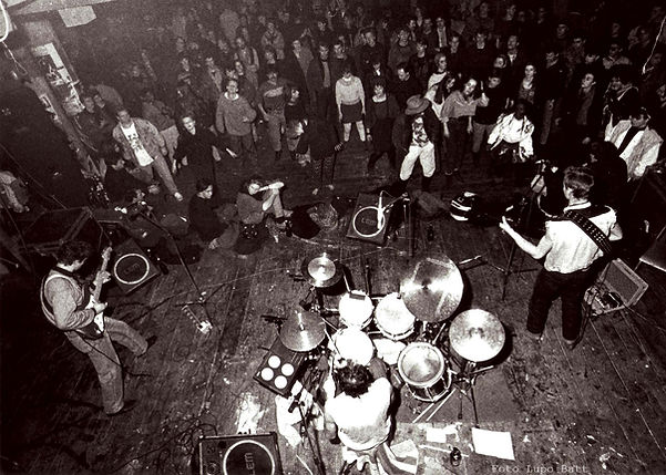 Oft sind die drei Musiker mit ihrer neu gegründeten Party- und Straßenband 'Stop the Shoppers' in der Reitschule Bern zu sehen