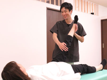 ヘルニアに対するリハビリをしている様子の画像