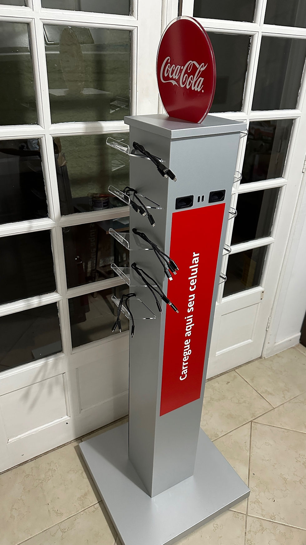 Totem Carregador de Celular Torre com 10 Prateleiras