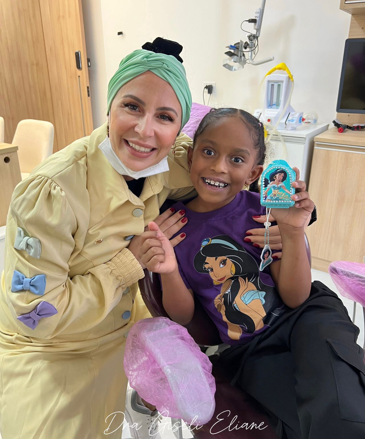 Criança segurando seu aparelho móvel infantil personalizado.