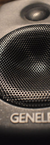 Monitor de estudio Genelec 8010 en escritorio, ideal para mezcla precisa en estudio.