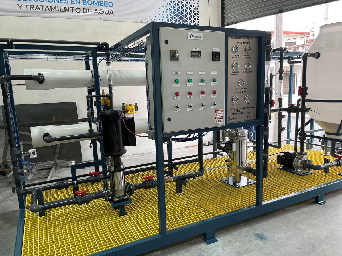 Equipo de ósmosis inversa con tablero de control