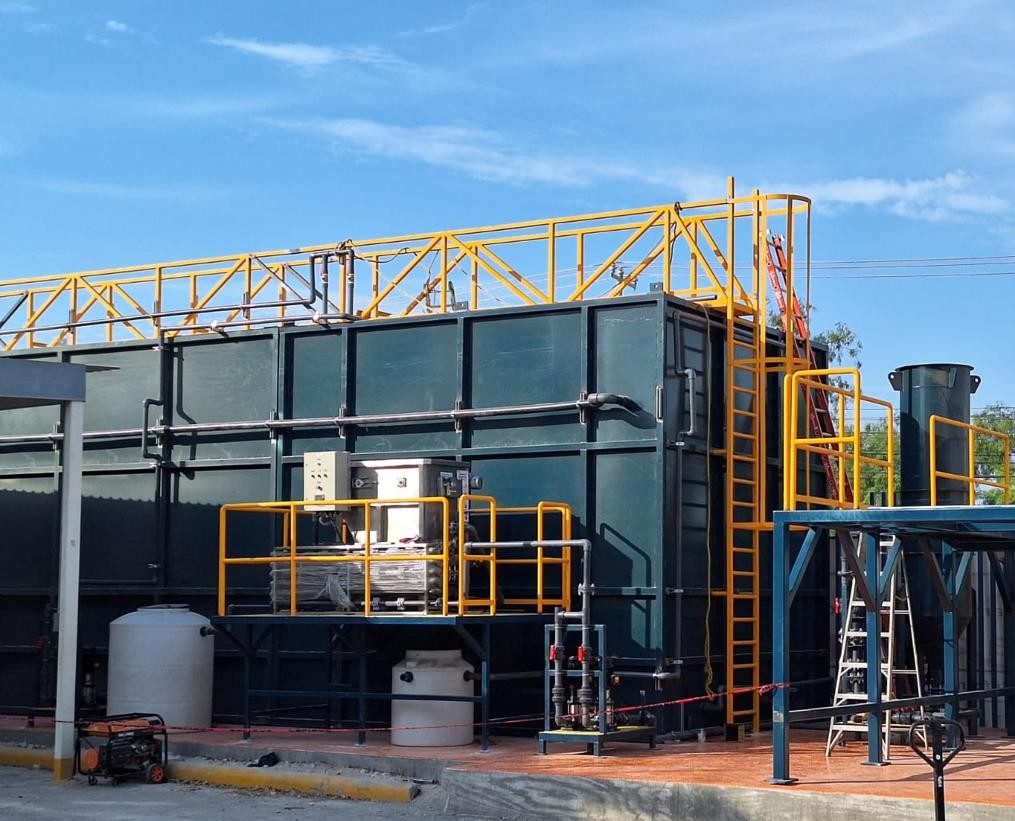 Planta de tratamiento de aguas residuales en instalación