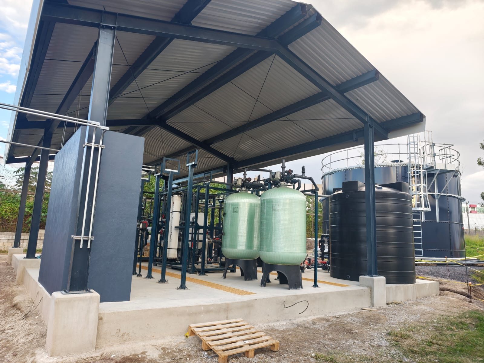 Planta de tratamiento de agua bajo cubierta con filtros, ultrafiltración y tanques de almacenamiento