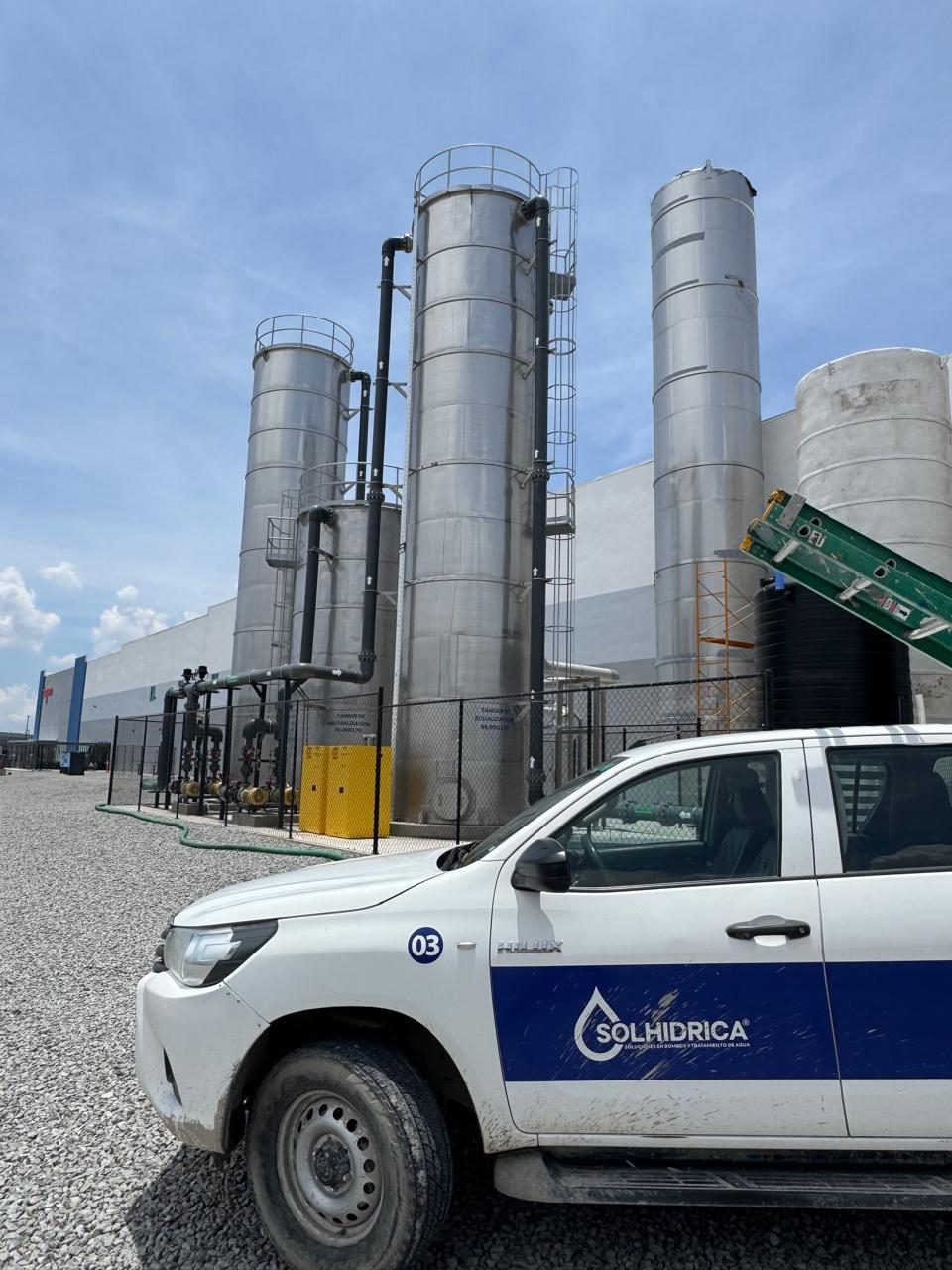 Tanques de neutralización y ecualización con camioneta de Solhidrica