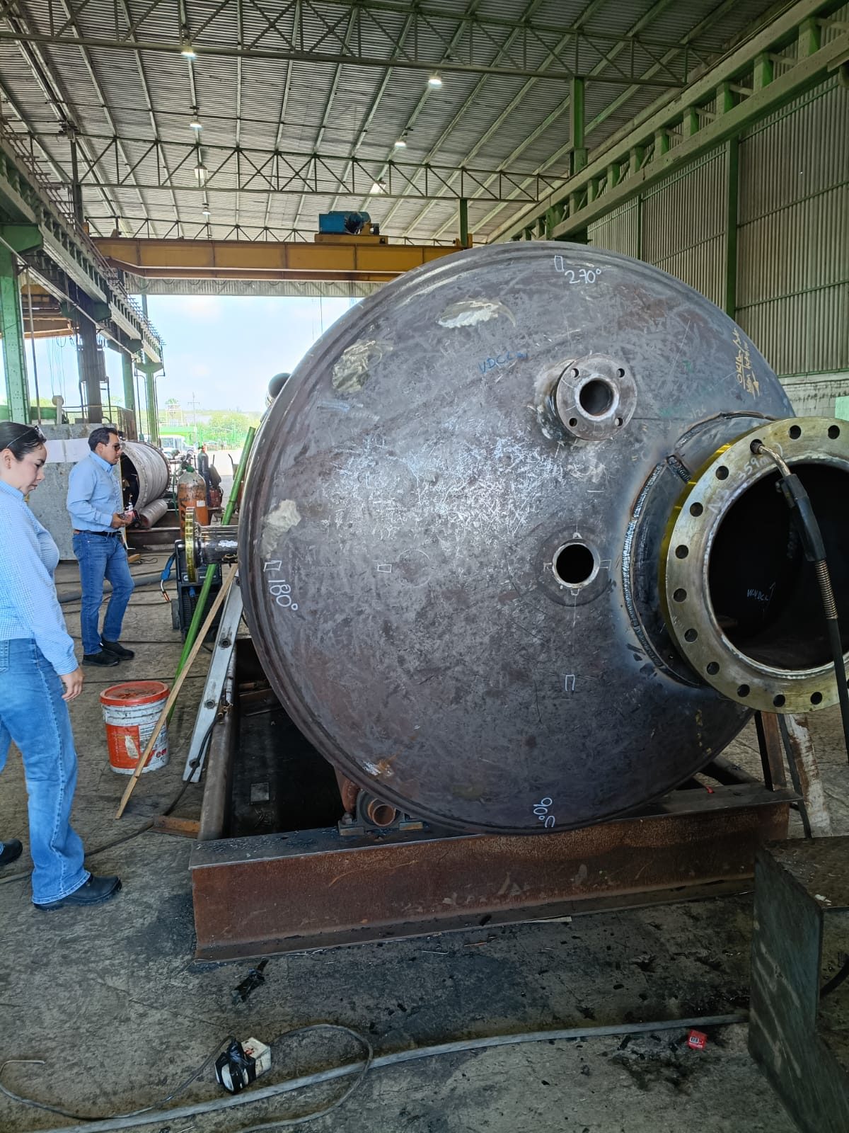 Inspección de un tanque en fabricación