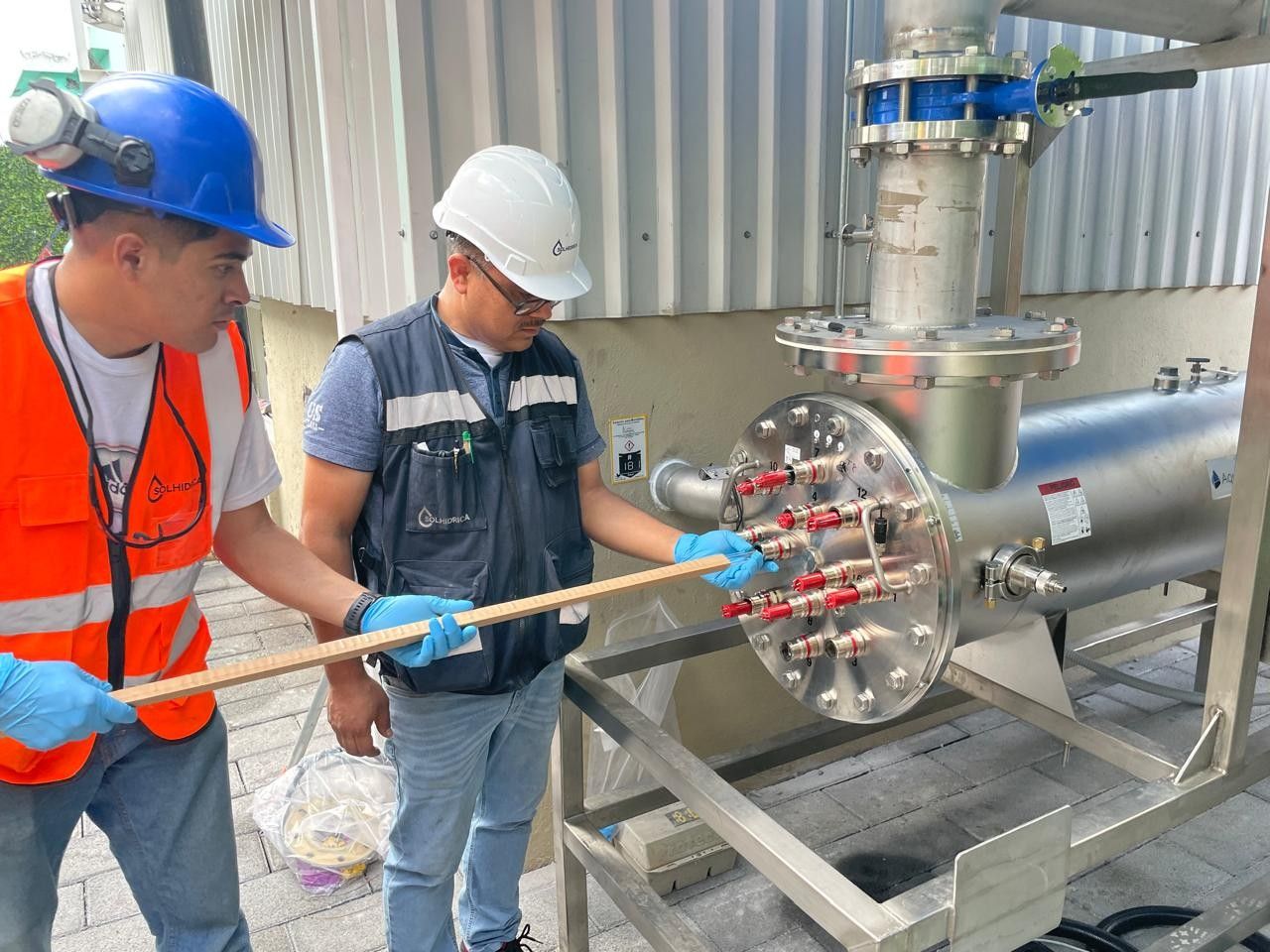 Técnicos realizando mantenimiento a un equipo