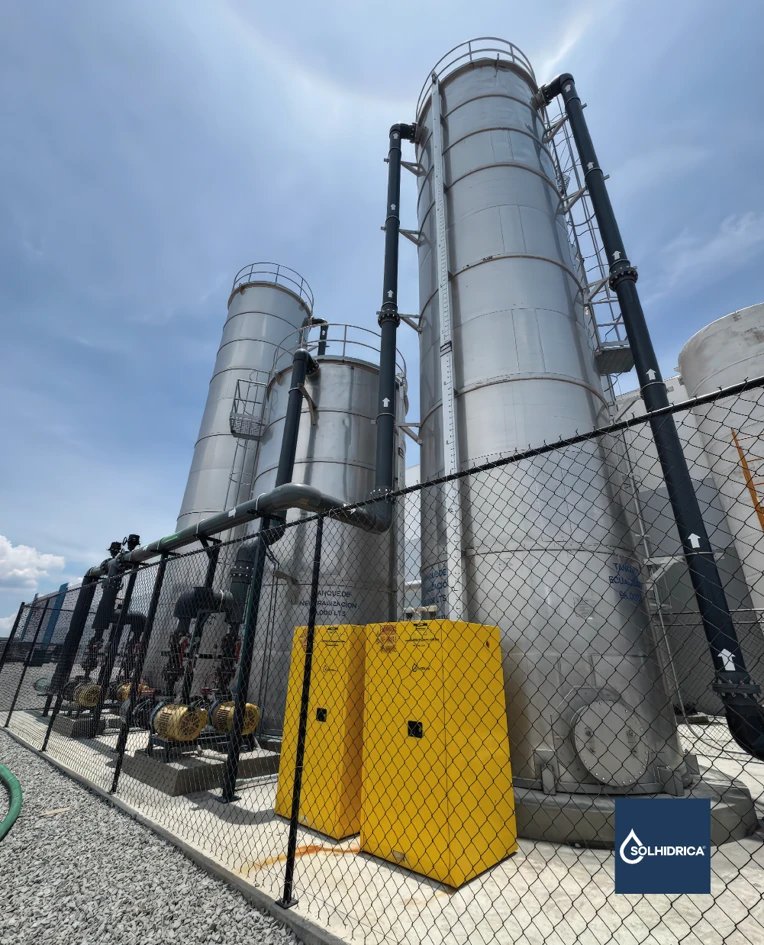 Tanques de almacenamiento de agua en acero inoxidable con su sistema de bombeo